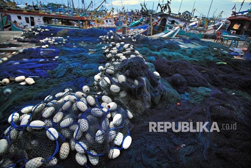 Ratusan Kapal Motor nelayan bersandar pada hari libur melaut memperingati tsunami di Tempat Pendaratan Ikan (TPI) Pusong, Lhokseumawe, Aceh, Selasa (26/12).
