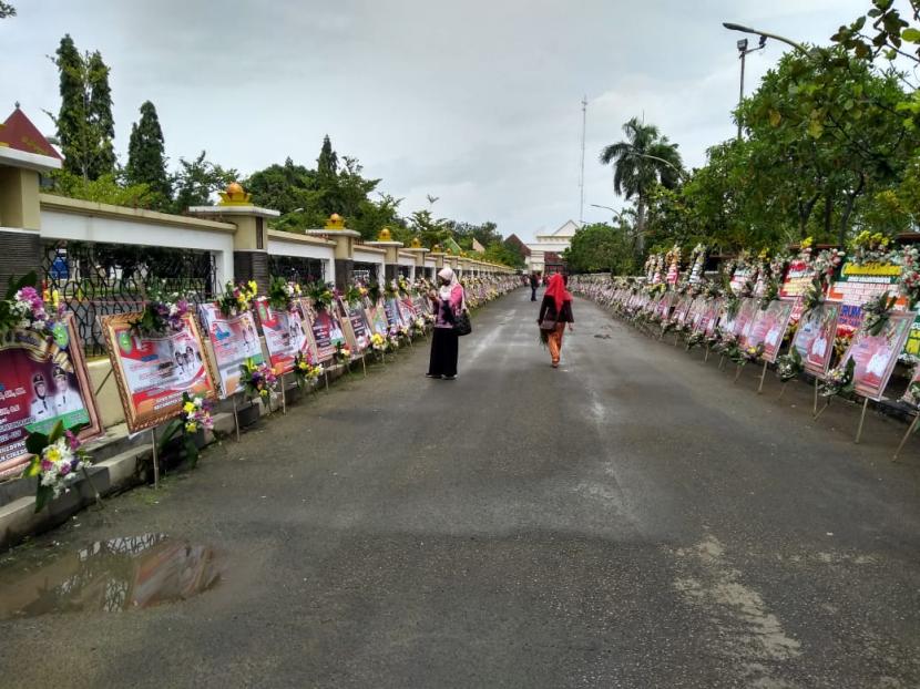 Ratusan karangan bunga ucapan selamat atas pelantikan Nina Agustina - Lucky Hakim sebagai Bupati dan Wakil Bupati Indramayu memenuhi jalan sisi kiri dan kanan alun-alun yang menuju Pendopo Indramayu, Jumat (26/2).  