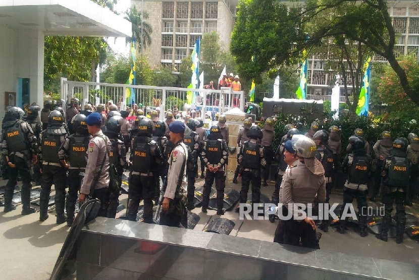 Ratusan karyawan Freeport berdemo di kantor Kementerian ESDM, Selasa (7/3).