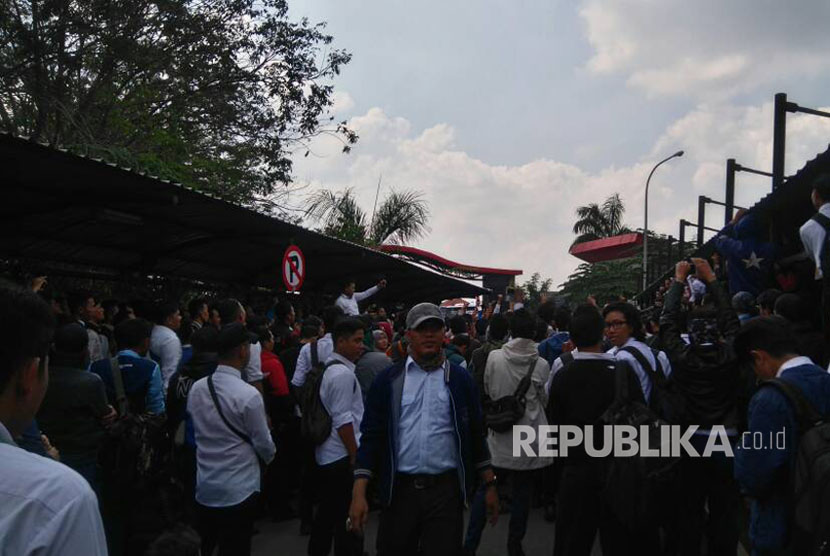 Ratusan karyawan kontrak PT Transjakarta melakukan aksi unjuk rasa di kantornya yang berada di Jalan Mayjen Sutoyo, Cawang, Jakarta Timur, Senin (12/6).