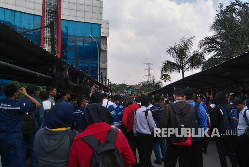 Ratusan karyawan kontrak PT Transjakarta melakukan aksi unjuk rasa di kantornya yang berada di Jalan Mayjen Sutoyo, Cawang, Jakarta Timur, Senin (12/6).