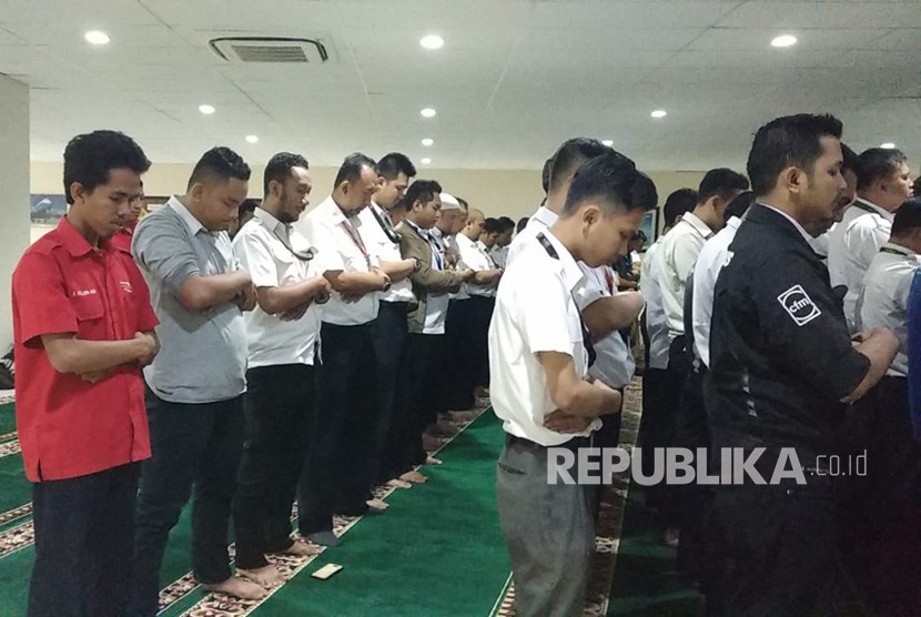 Ratusan karyawan Lion Air melakukan shalat gaib dan doa bersama di kantor Lion Air Flight Operation Engineering and Service (FOES). Tangerang, Rabu (31/10). 