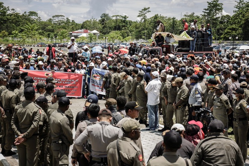 Ratusan karyawan PT Freeport Indonesia berdemonstrasi di Kantor Bupati Mimika, Papua, Jumat (17/2).