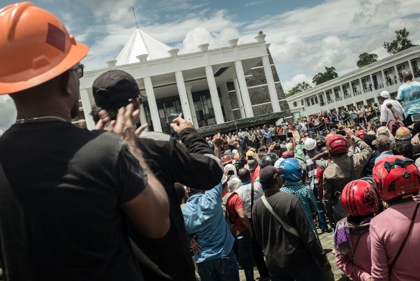 Ratusan karyawan PT Freeport Indonesia berdemonstrasi di Kantor Bupati Mimika, Papua, Jumat (17/2).