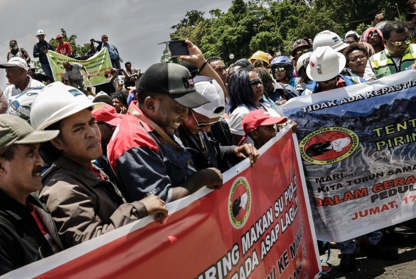 Ratusan karyawan PT Freeport Indonesia berdemonstrasi di Kantor Bupati Mimika, Papua, Jumat (17/2). 