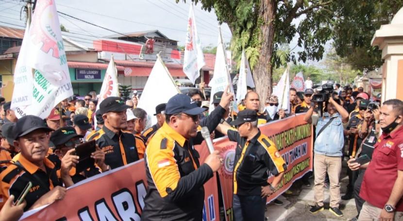 Ratusan karyawan PTPN 2 yang tergabung dalam Serikat Pekerja Perkebunan (SPP), Jum