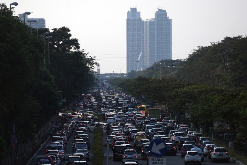 Ratusan kendaraan antre menuju Jakarta Fair Kemayoran 2017 di Jalan Benyamin Sueb, Kemayoran, Jakarta Pusat, Kamis (29/6).