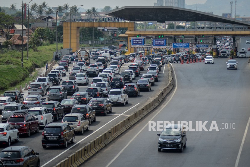 Ratusan kendaraan antre untuk keluar dari gerbang tol Cileunyi, Kabupaten Bandung, Jawa Barat, Kamis (6/6/2019). 