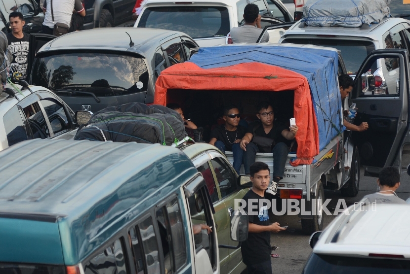 Ratusan kendaraan antre untuk memasuki kapal tujuan Bakauheni di Pelabuhan Merak, Banten, Sabtu (2/7).