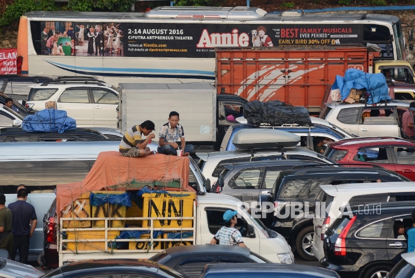 Ratusan kendaraan antre untuk memasuki kapal tujuan Bakauheni di Pelabuhan Merak, Banten, Sabtu (2/7).  (Republika/Raisan Al Farisi)