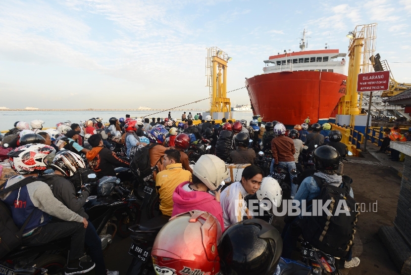 Ratusan kendaraan antre untuk memasuki kapal tujuan Bakauheni di Pelabuhan Merak, Banten, Sabtu (2/7).  (Republika/Raisan Al Farisi)