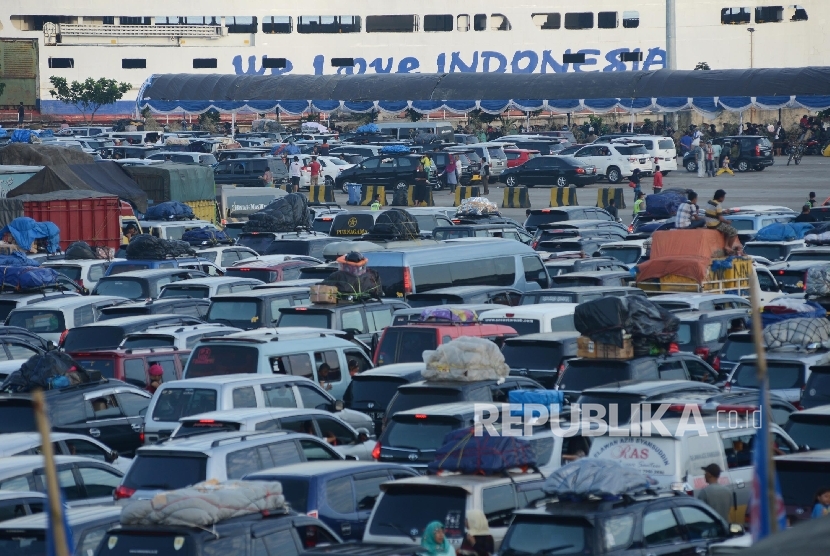 Ratusan kendaraan antre untuk memasuki kapal tujuan Bakauheni di Pelabuhan Merak, Banten, Sabtu (2/7).