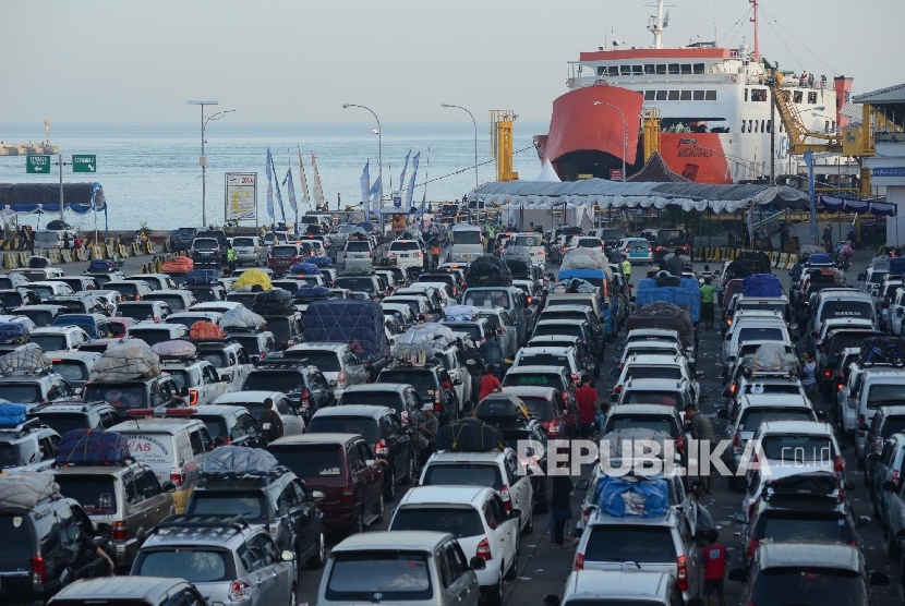 Ratusan kendaraan antre untuk memasuki kapal tujuan Bakauheni di Pelabuhan Merak, Banten.