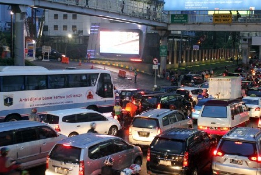 Ratusan kendaraan berjalan pelan ditengah kemacetan di kawasan Jembatan Semanggi, Jakarta, Jumat (13/12). Kendati akses masuk Plaza Semanggi sudah ditutup, arus lalu lintas di kawasan Semanggi masih macet, karena masih adanya terminal bayangan di Halte dep