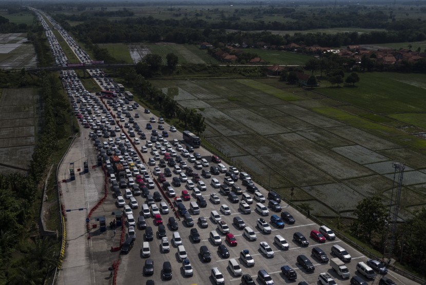 Ratusan kendaraan dari arah Jakarta antre memasuki Gerbang Tol Palimanan, Cirebon, Jawa Barat, Kamis (30/5/2019). Korlantas Polri memberlakukan kebijakan satu jalur (one way) untuk kendaraan dari Jakarta menuju arah Jawa Tengah yang dimulai dari Km 70 Gerbang Tol Cikampek Utama, Jawa Barat hingga Km 263 ruas Tol Pejagan-Pemalang, Jawa Tengah.