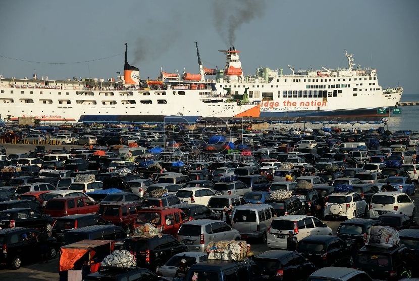 Ratusan kendaraan pemudik yang akan menyeberang ke Sumatera mengantre masuk kapal feri di Pelabuhan Merak, Banten, Rabu (15/7).