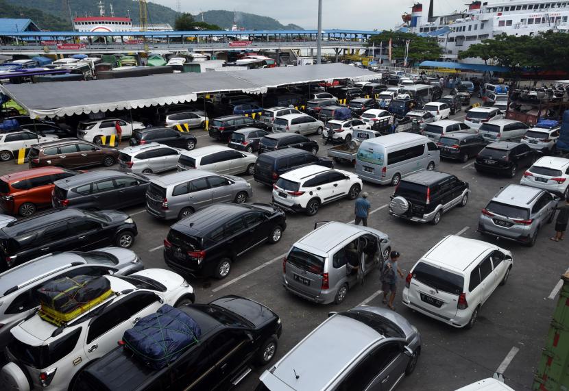 Ratusan kendaraan pribadi yang akan menyeberang ke Pulau Sumatera terjebak kemacetan di Pelabuhan Merak, Banten, Rabu (27/4/2022). Kemacetan sepanjang 3 kilometer terjadi dari Pelabuhan Merak hingga gerbang Tol Merak.