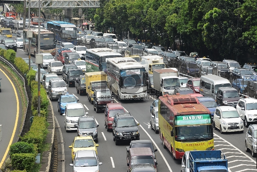 Ratusan kendaraan terjebak kemacetan di Jalan Gatot Subroto, Jakarta Selatan, Rabu (8/4).