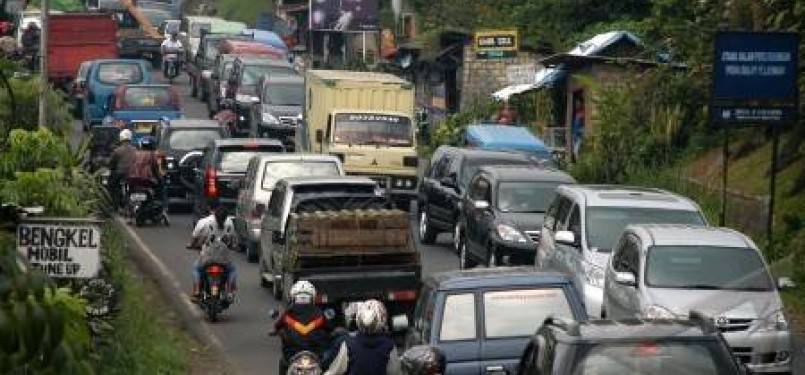 Ratusan kendaraan terjebak kemacetan di kawasan Puncak Cisarua, Bogor, Jawa Barat. 