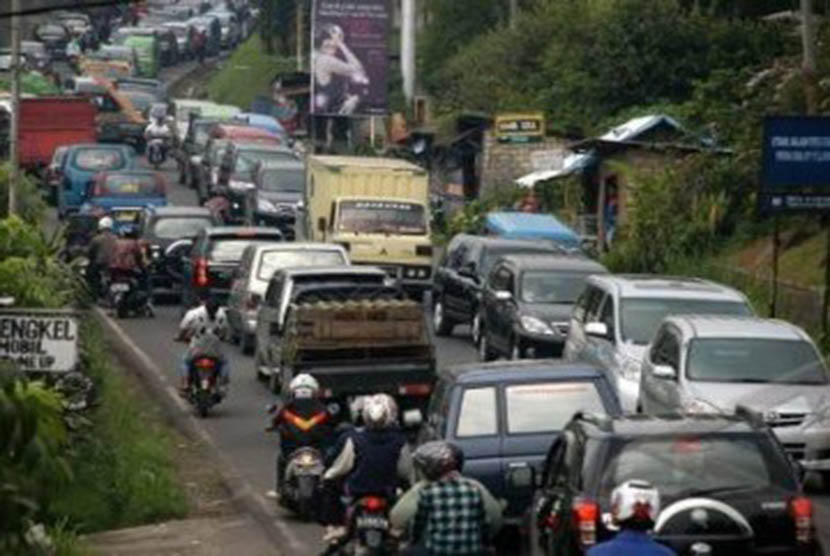 Ratusan kendaraan terjebak kemacetan di kawasan Puncak Cisarua, Bogor, Jawa Barat. 
