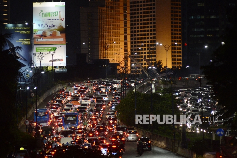  Ratusan kendaraan terjebak kemacetan di Kawasan Setiabudi, Jakarta, Selasa (4/10) malam.