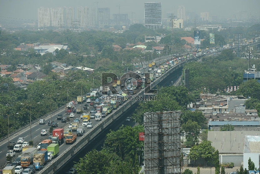  Ratusan kendaraan terjebak kemacetan di ruas jalan tol Lingkar Dalam Kota arah Tanjung Priok, Jakarta, Rabu (5/8).