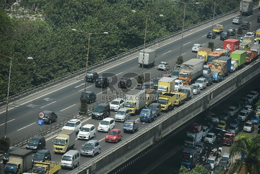 Ratusan kendaraan terjebak kemacetan di ruas jalan tol Lingkar Dalam Kota arah Tanjung Priok, Jakarta (ilustrasi). Tarif tiga jalan tol yakni Jalan Tol Jakarta Outer Ring Road (JORR) I, Akses Tanjung Priok (ATP) dan Jalan Tol Pondok Aren-Ulujami akan mengalami kenaikan.