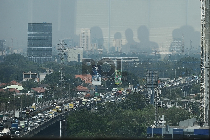 Ratusan kendaraan terjebak kemacetan di ruas jalan tol Lingkar Dalam Kota arah Tanjung Priok, Jakarta, Rabu (5/8). 