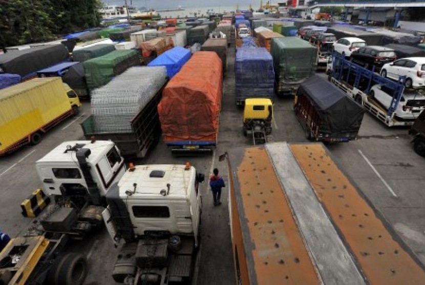 Ratusan kendaraan yang akan menyebrang ke Sumatera antre memadati Dermaga Pelabuhan Merak sebelum masuk kapal feri di Merak, Cilegon, Banten, Sabtu (2/12). Meski dampak Siklon Dahlia belum sepenuhnya normal otoritas Syahbandar dan PT ASDP Merak secara bertahap membuka kembali layanan penyeberangan dengan mengoperasikan 22 kapal feri ukuran besar di atas 15 ribu GT untuk mengurai kemacetan kendaraan yang sempat mencapai 6 kilometer hingga KM-96 ruas tol Tangerang-Merak. 