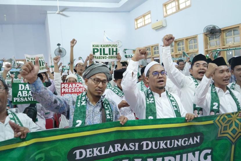 Ratusan kiai di Kabupaten Sampang menghadiri aksi Deklarasi Dukungan Kiai NU Madura Bersama Prabowo-Gibran untuk Pilpres 2024, Sabtu (25/11/2023).