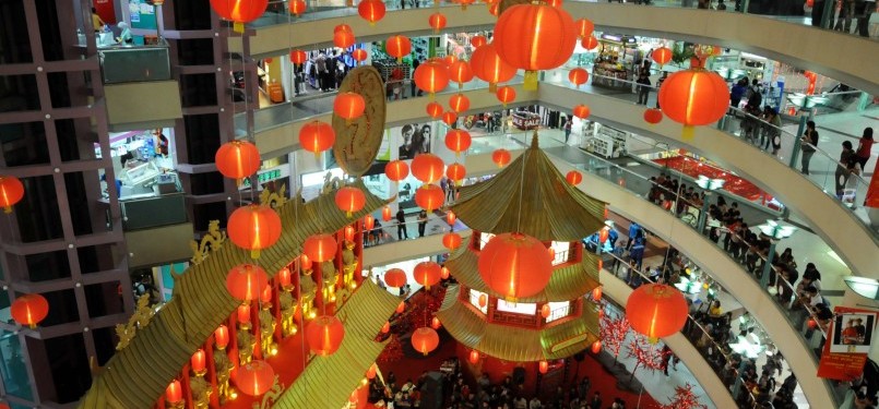 Ratusan lampu lampion dipasang menggantung di salah satu pusat perbelanjaan di Jakarta Barat, Jumat (20/1). (Republika/Wihdan Hidayat) 