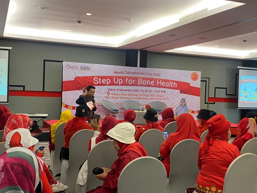 Ratusan Lansia di Kota Bandung mengikuti acara yang digelar untuk memperingati World Osteoporosis Day (WOD)