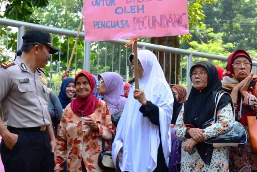  Ratusan Lansia Penghuni Perumahan eks proyek dan Perum Jasa Tirta II, Purwakarta menggelar aksi damai dengan longmarch menuju Kantor PJT II, Selasa (26/5). Mereka menuntut keadilan dan berharap tidak diusir dari tempat tinggal mereka saat ini.