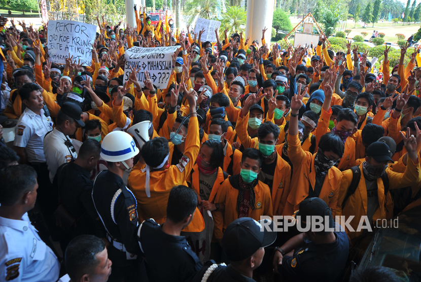 Ratusan mahasiswa berunjuk rasa di Gedung Rektorat Universitas Sriwijaya Kampus Indralaya Kabupaten Ogan Ilir,Sumsel, Kamis (3/8).