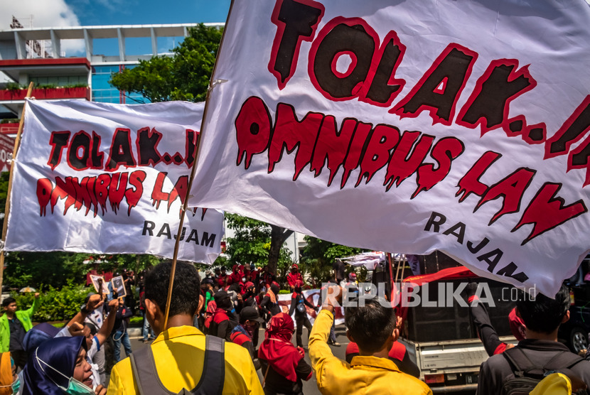 Ratusan mahasiswa dan buruh yang tergabung dalam gerakan Rakyat Jawa Tengah Melawan (RAiJAM) berunjuk rasa menolak RUU Omnibus Law. (Ilustrasi) 