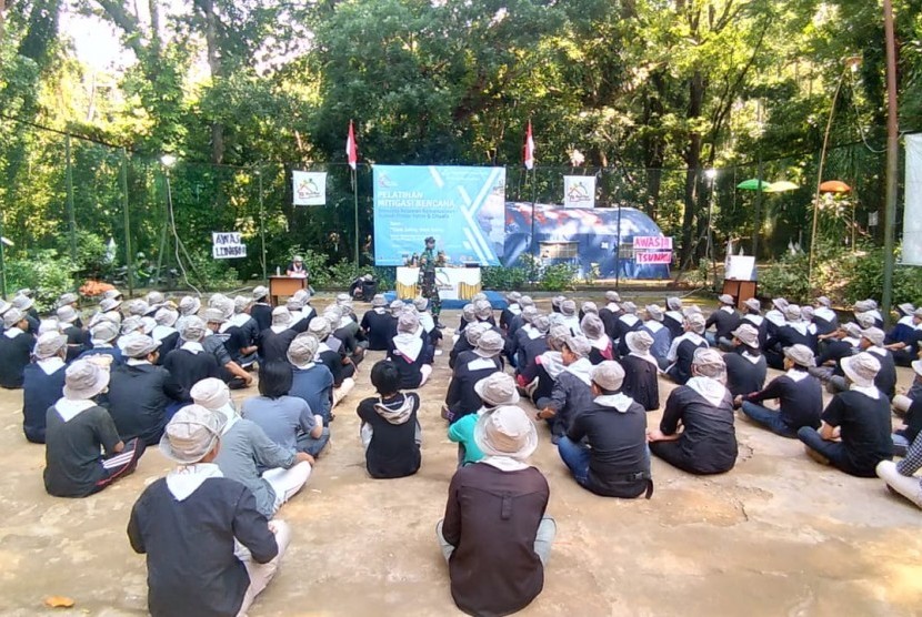 Ratusan mahasiswa dari berbagai daerah ikuti pelatihan mitigasi bencana yang diselenggarakan lembaga sosial Rumah Pintar Yatim dan Dhuafa Al-ikhlas. Pelatihan dilakukan di Tamana Wisata Alam Perhutani Carita, Pandeglang Banten.