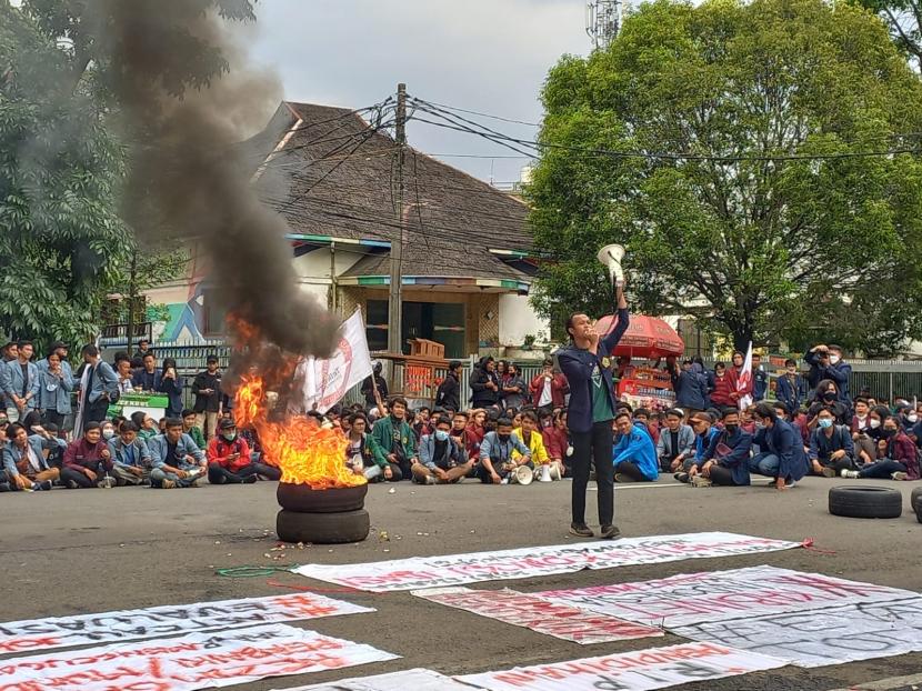 Ratusan mahasiswa dari berbagai organisasi kampus di Jawa Barat menggelar aksi demonstrasi di depan Kantor DPRD Jabar (ilustrasi).