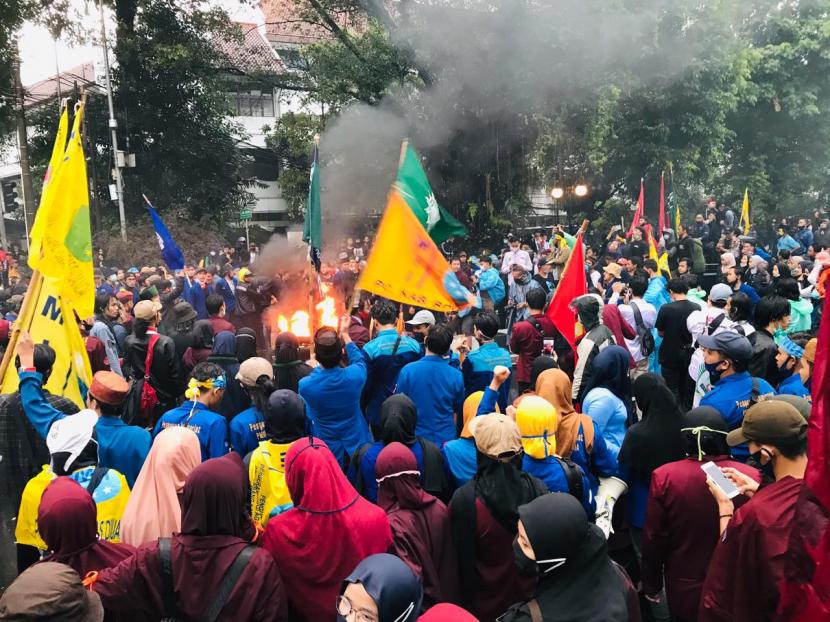 Ratusan mahasiswa dari Kelompok Cipayung Plus terus melanjutkan aksi demonstrasi di depan Istana Kepresidenan Bogor meski hujan mengguyur, Kamis (8/10).
