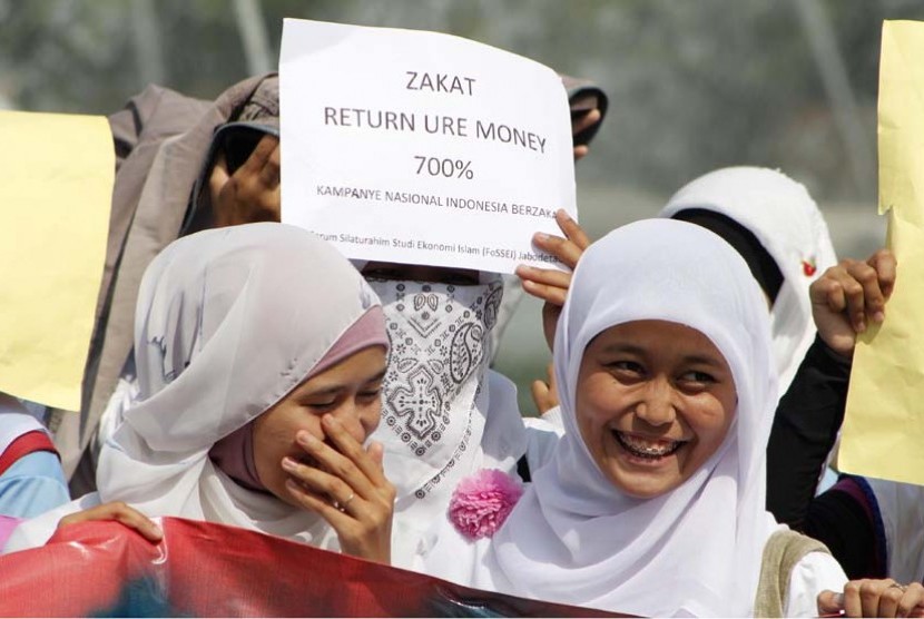  Ratusan mahasiswa Forum Silaturahim Studi Ekonomi Islam (FoSSEI) melakukan kampanye Indonesia Berzakat di Kawasan Bundaran Hotel Indonesia, Jakarta, Ahad (13/5). (Adhi Wicaksono/Republika)