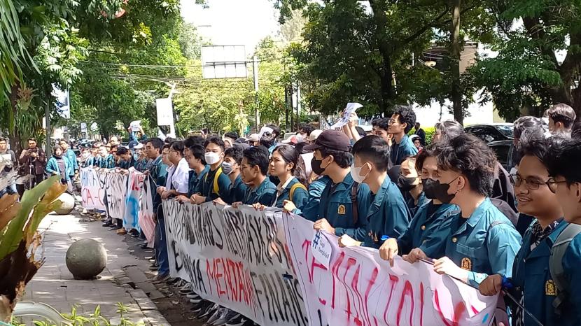 Ratusan mahasiswa ITB menggelar aksi demonstrasi kepada rektor ITB di gedung rektorat di Jalan Sulanjana, Kota Bandung, Senin (29/1/2024).