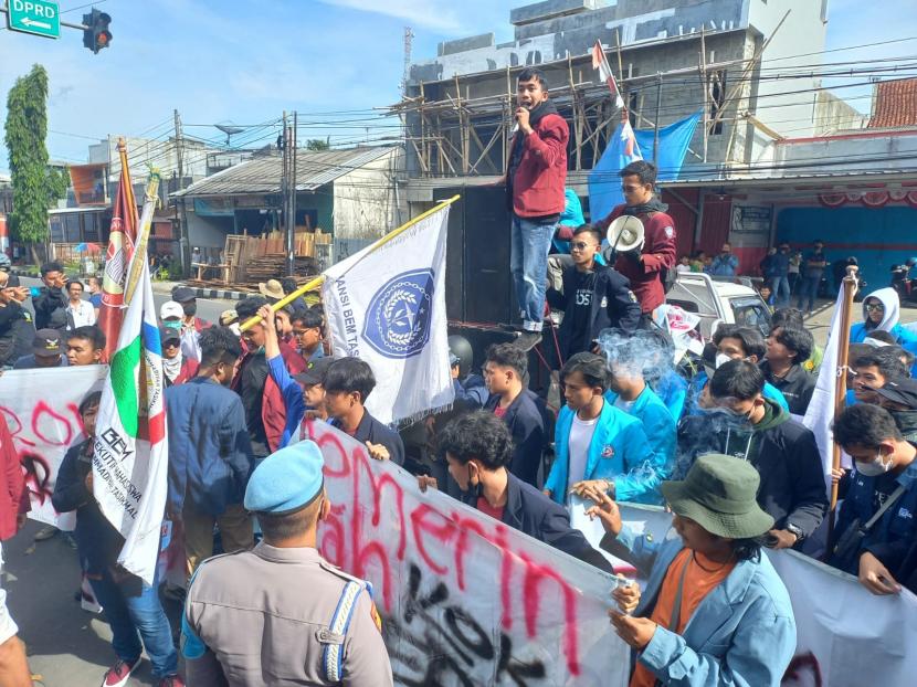 Ratusan mahasiswa melakukan aksi di depan Gedung DPRD Kota Tasikmalaya, Senin (4/7/2022). Aksi itu dilakukan untuk menolak RKUHP. 