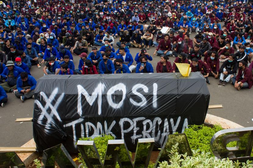 Ratusan mahasiswa melakukan aksi unjuk rasa menolak Undang-Undang Cipta Kerja di depan Gedung Pemerintah Daerah Kabupaten Karawang, Karawang, Jawa Barat, Kamis (8/10/2020). Aksi tersebut sebagai bentuk protes mahasiswa atas pengesahan Undang-Undang Cipta Kerja dan mendesak pemerintah segera mencabut Undang-Undang Cipta Kerja.