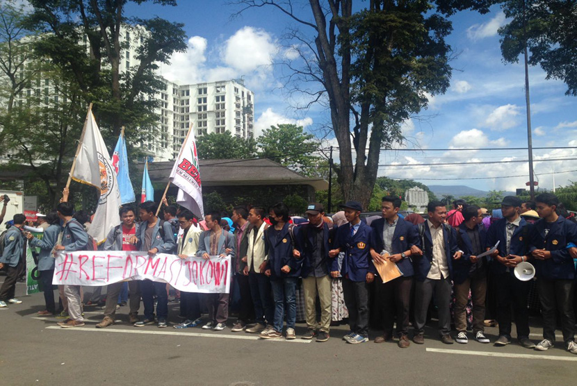 Ratusan mahasiswa menggelar aksi bela rakyat 121 di depan Gedung Sate, Kota Bandung, Kamis (12/1).