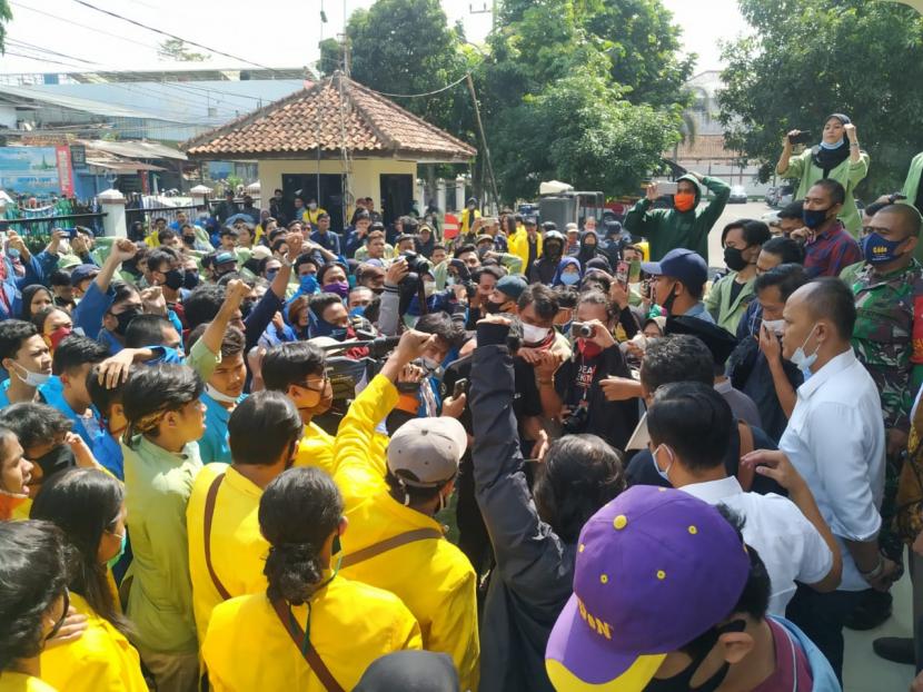 Ratusan mahasiswa menggelar aksi menolak RUU Omnimbus Law di gedung DPRD Kota Tasikmalaya, Rabu (15/7). 