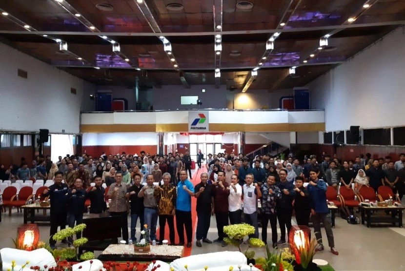 Ratusan mahasiswa mengikuti seminar nasional Dewan Energi Mahasisawa, di Gedung Bumi Patra Indramayu, Ahad (23/6). 