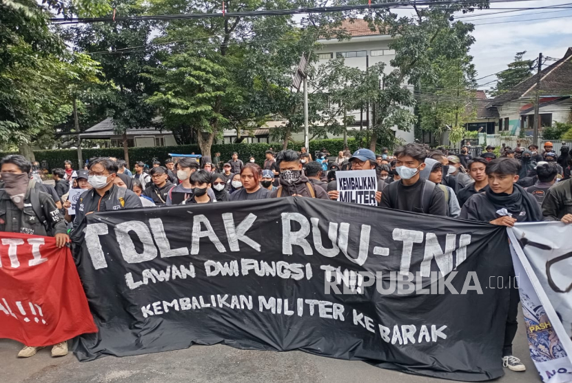 Ratusan mahasiswa se Kota Bandung melakukan aksi penolakan RUU TNI di depan Gedung DPRD Provinsi Jawa Barat, Kamis (20/3/2025). 