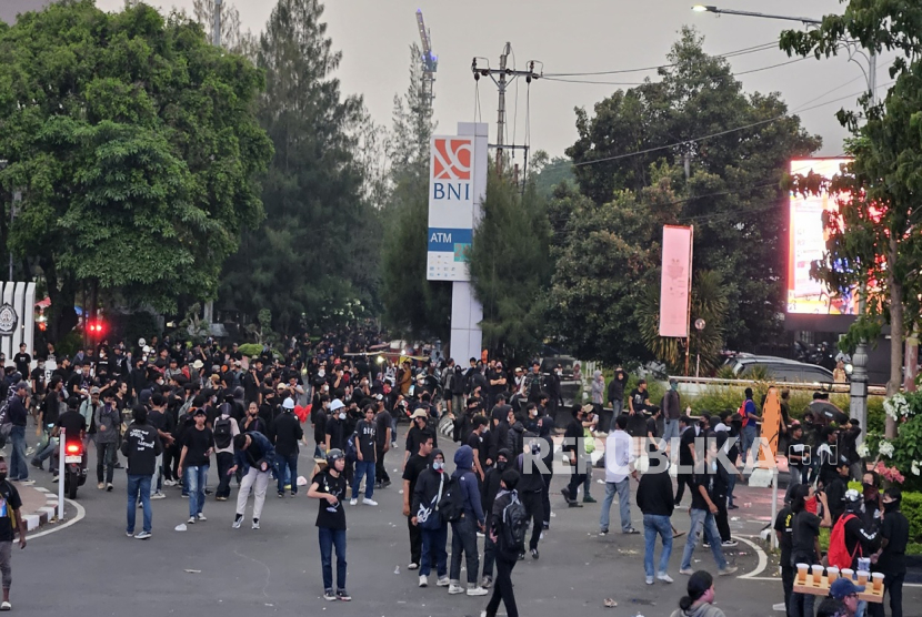 Ratusan mahasiswa terjebak di Kampus Pascasarjana Universitas Diponegoro (Undip) yang berlokasi di Jalan Imam Bardjo SH, Pleburan, Kota Semarang, Jawa Tengah (Jateng), Kamis (1/4/2025) malam. Sebelumnya mereka sempat berpartisipasi dalam unjuk rasa memperingati Hari Buruh yang digelar di depan Kantor Gubernur dan Gedung DPRD Jateng. 