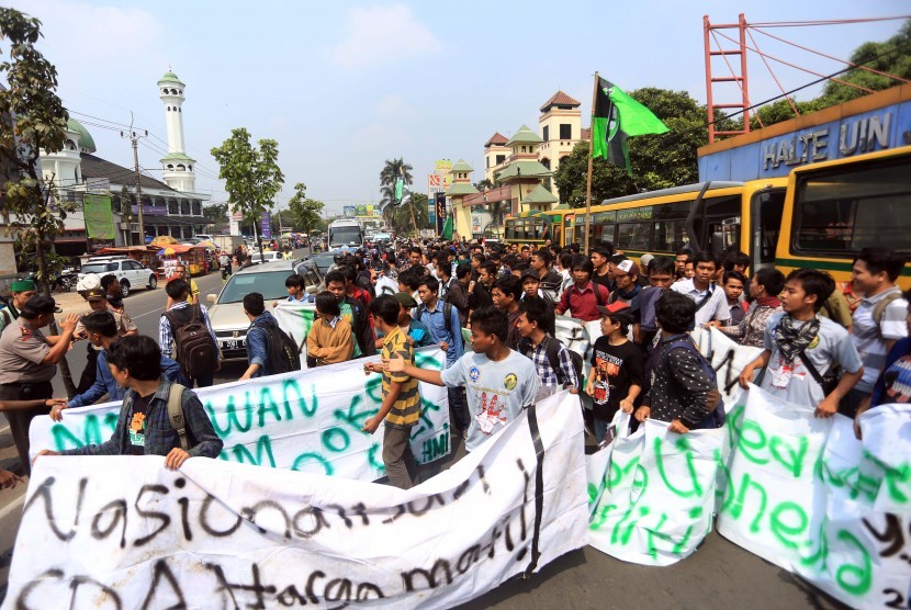 Ratusan mahasiswa UIN Syarief Hidayatullah memblokir jalan ketika menggelar aksi unjuk rasa mempringati Hari Kebangkitan Nasional di Ciputat, Tangerang Selatan, Banten, Rabu (20/5).