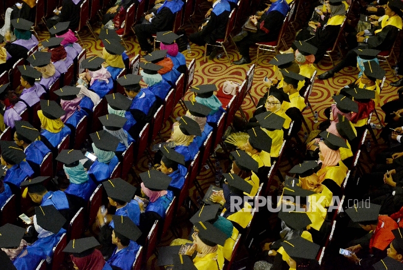Ratusan mahasiswa Universitas Islam Nasional (UIN) Jakarta mengikuti prosesi wisuda di kampus UIN Ciputat, Tangerang Selatan, Sabtu (18/2).