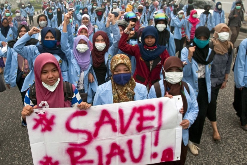 Ratusan mahasiswa Universitas Riau berunjuk rasa sebagai bentuk keprihatinan terhadap bencana kabut asap kebakaran lahan dan hutan, di Kota Pekanbaru, Riau, Jumat (23/10).